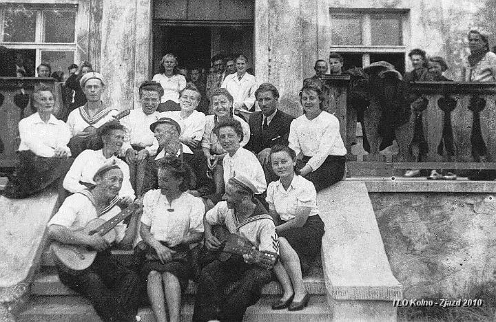 06 Pierwsi absolwenci.jpg
